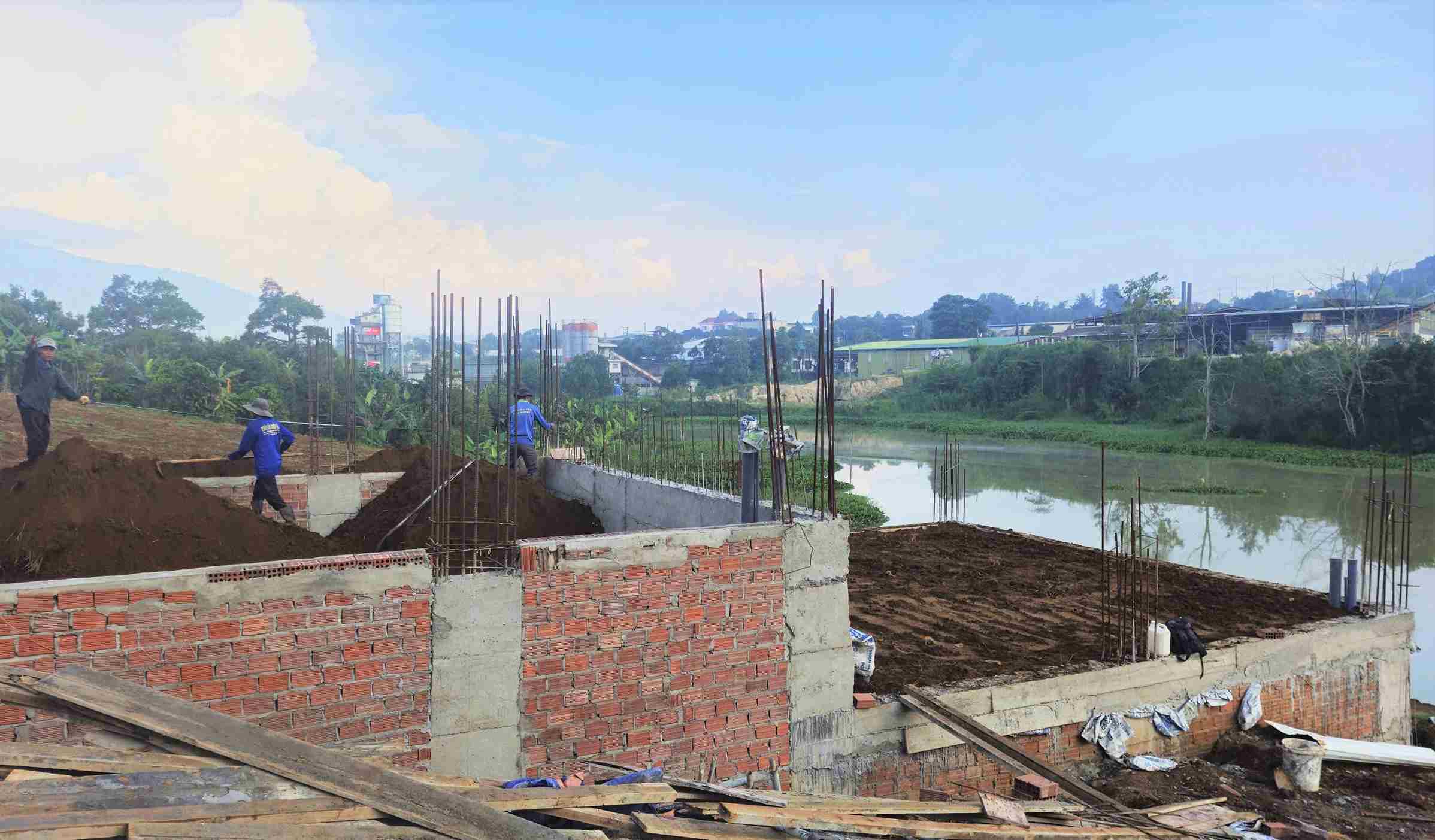 Một công trình đang xây dựng có dấu hiệu lấn hành lang an toàn sông Đại Nga. Ảnh: Phúc Khánh