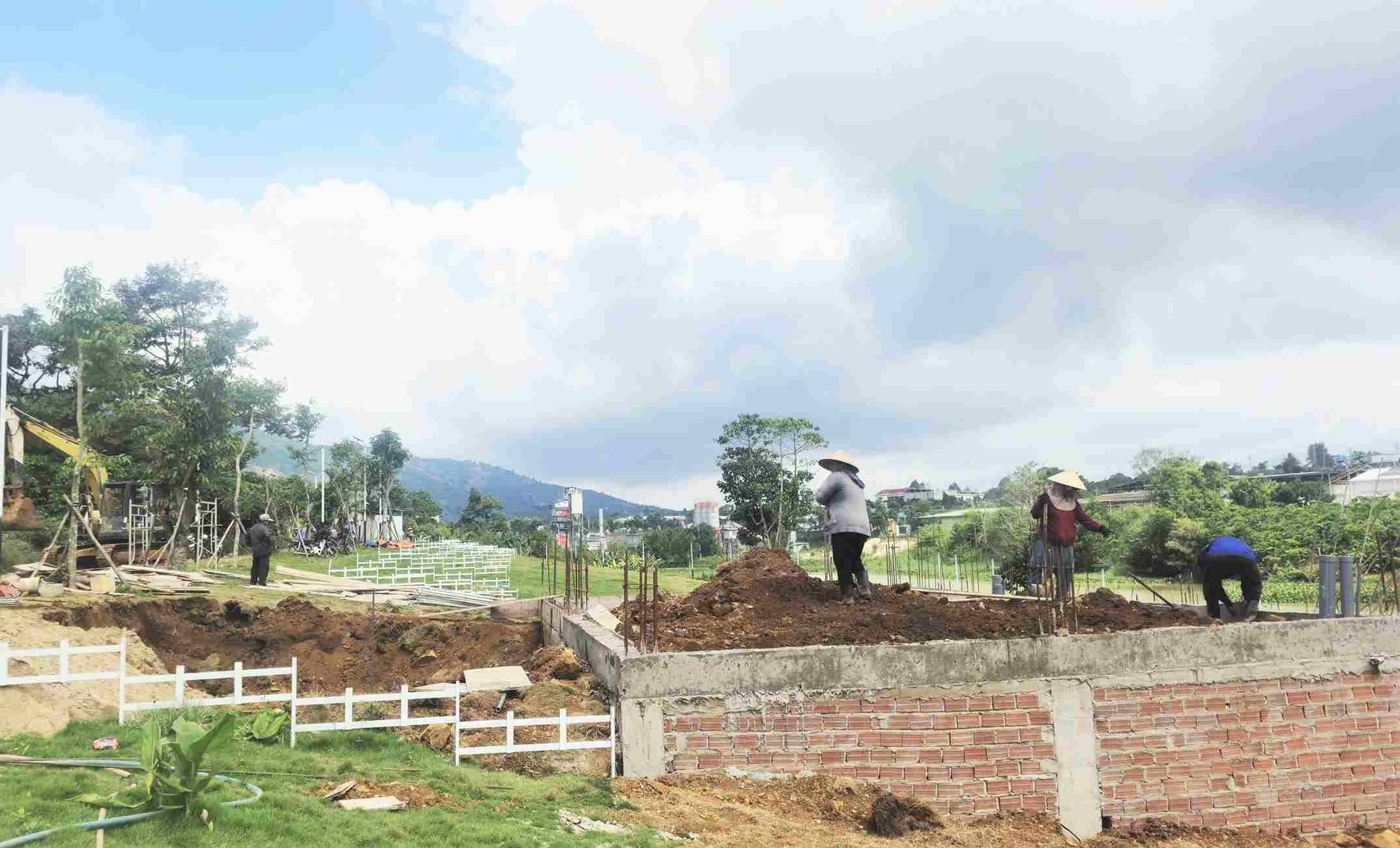 Khu vực đất ven sông Đại Nga được môi giới bất động sản dùng mạng xã hội vẽ dự án để kêu gọi góp vốn, bán đất. Ảnh: Phúc Khánh