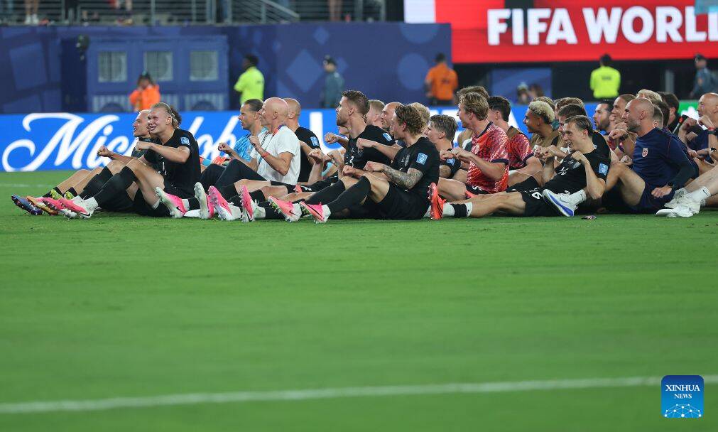Norwegian players celebrate with fans by rowing boats. Photo: Xinhua