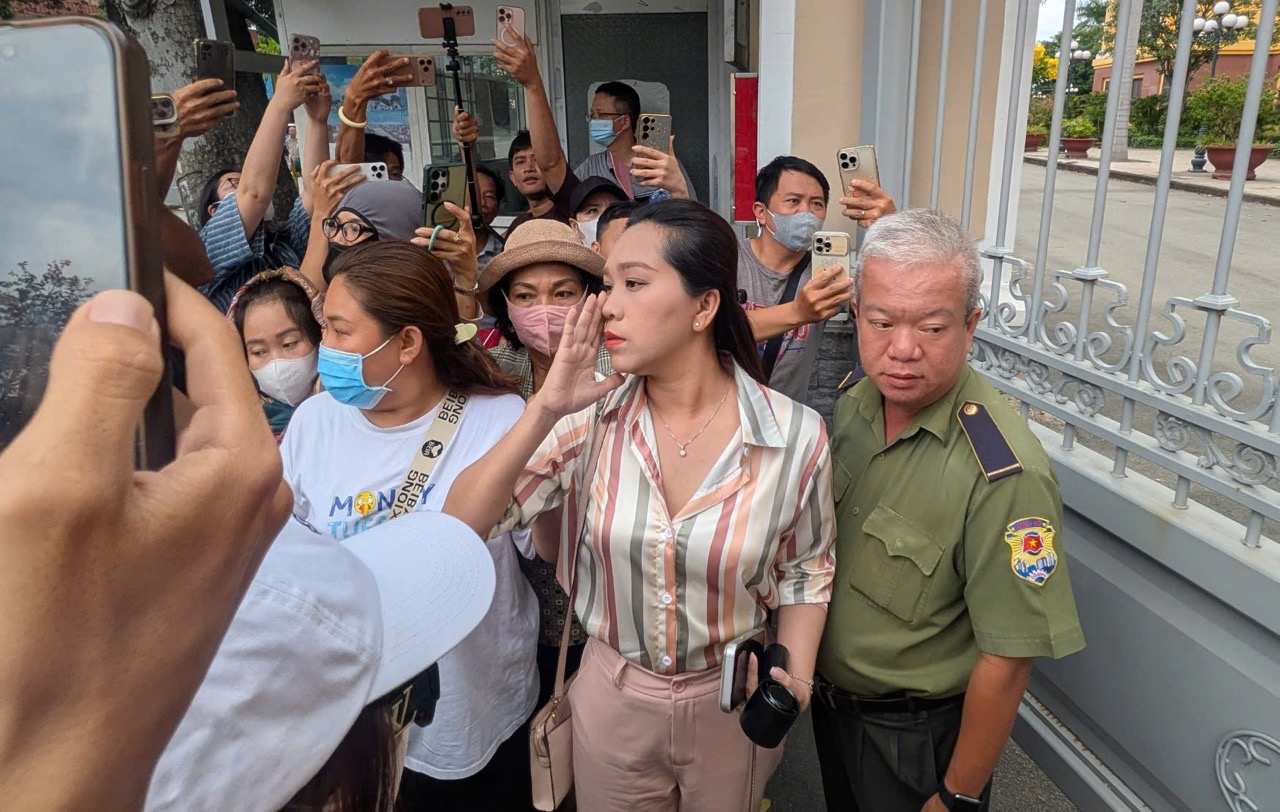 La famille de Mme Hồng Nhung et Hồng Phượng présente au procès en appel du litige patrimonial de Vũ Linh. Photo: Anh Tú.