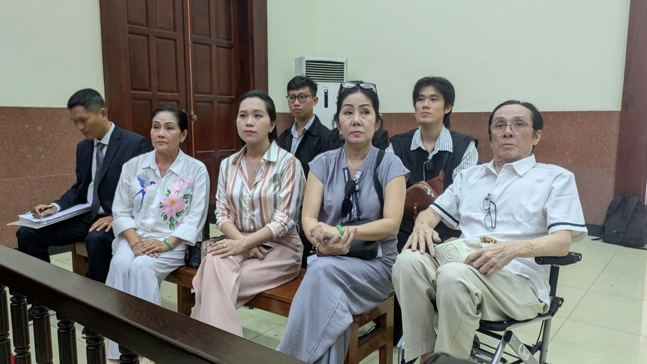 Gia đình Hồng Nhung tại phiên tòa chiều 23.6. Ảnh: Anh Tú. 