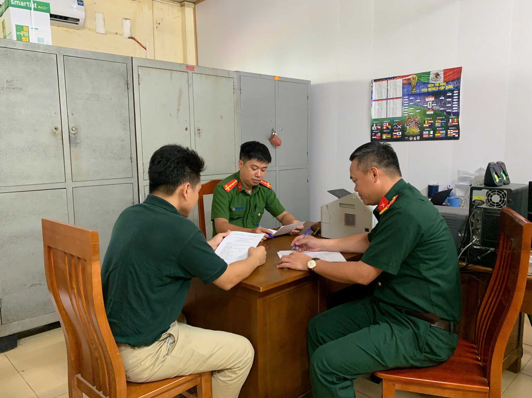 Công an phường Nam Cường làm việc, xác minh thông tin để hỗ trợ hoàn trả 89 triệu đồng chuyển khoản nhầm cho người dân. Ảnh: CA Lào Cai