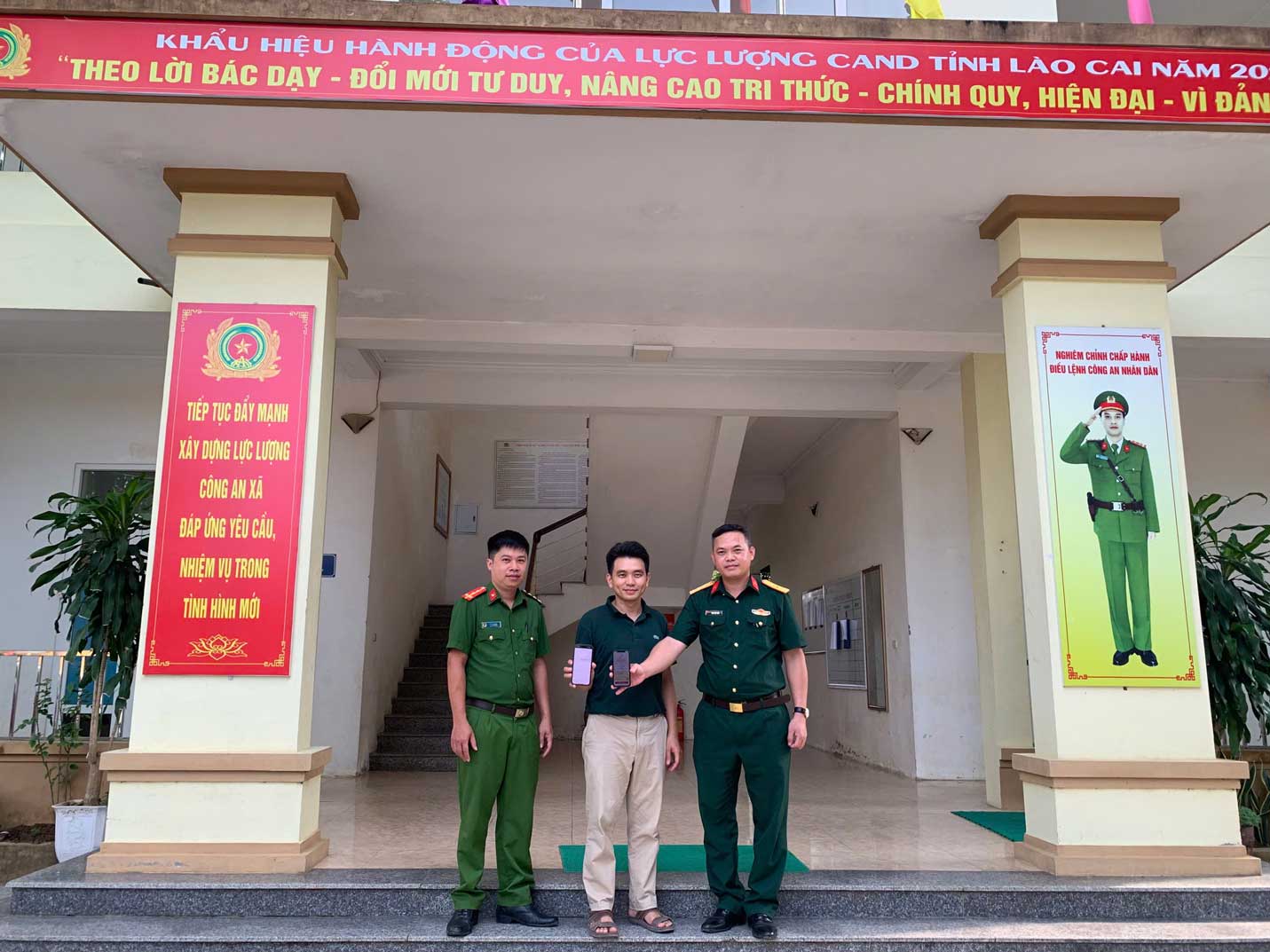 Giao, nhận tài sản cho chủ sở hữu trước sự chứng kiến của Công an phường Nam Cường. Ảnh: CA Lào Cai