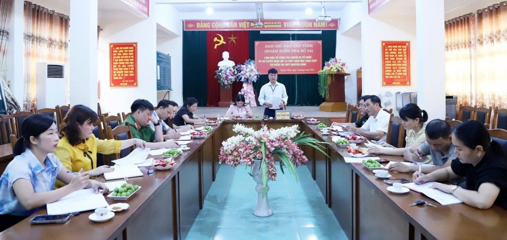 Đoàn kiểm tra công tác chuẩn bị Kỳ thi tuyển sinh lớp 10 THPT năm học 2026 - 2027 tại Hội đồng coi thi Trường THPT Nguyên Bình. Ảnh: Thủy Tiên 