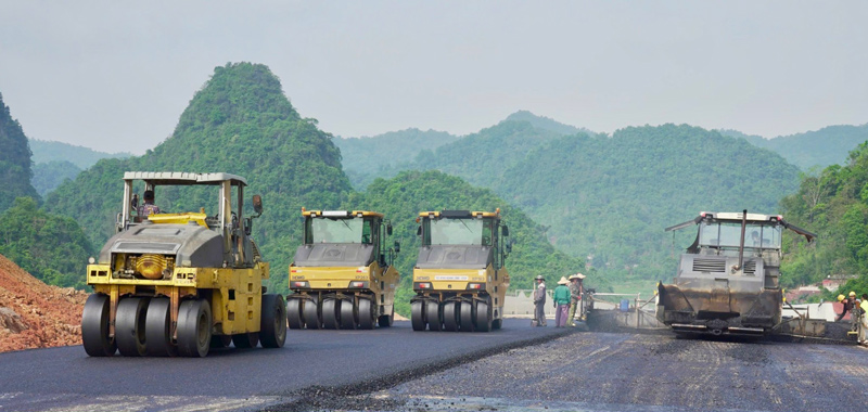 カオバン省のフックホア、クアンウエン、ハンフックコミューンの約98ヘクタールが高速道路建設のために引き渡されました。写真:タン・ヴァン