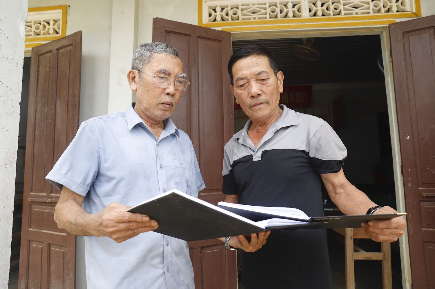 Trưởng thôn, người có uy tín ở Ea Riêng là tấm gương sáng
