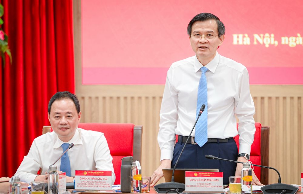Assoc. Prof. Dr. Doan Minh Huan - Member of the Politburo, Director of the Ho Chi Minh National Academy of Politics - delivered the opening speech at the scientific conference with the theme "Quantum Technology in the New Era - International Trends, Opportunities and Requirements for Vietnam". Photo: Ai Van