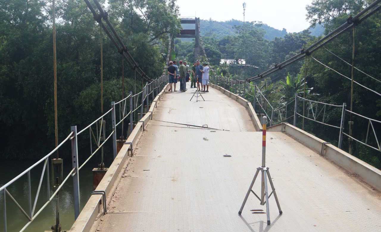 Lực lượng chức năng kiểm tra, đánh giá hiện trạng cầu treo Vĩnh Hảo sau sự cố bị đứt cáp. Ảnh: UBND xã Vĩnh Tuy.