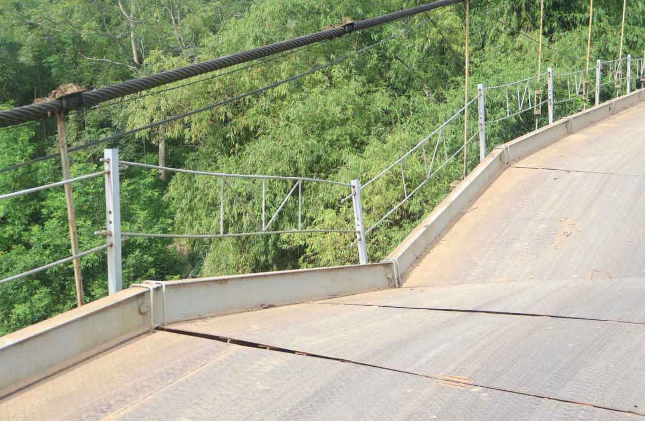 Vinh Hao suspension bridge cables are broken, causing the bridge deck to be skewed, posing a high risk of traffic unsafety. Photo: Vinh Tuy Commune People's Committee