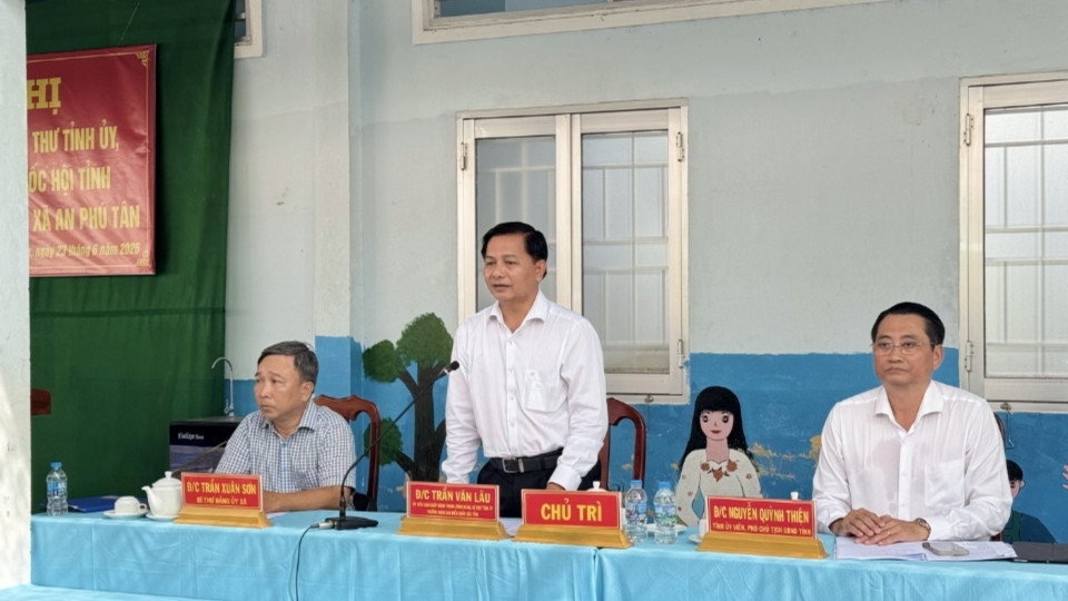 Vinh Long Provincial Party Secretary Tran Van Lau concluded at the dialogue with households in the riverside area. Photo: Hoang Loc