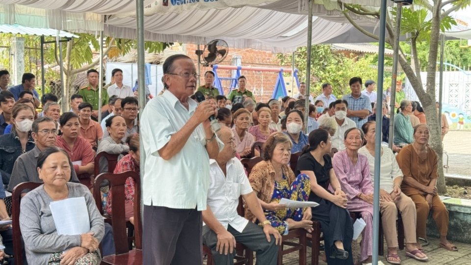 Các hộ dân có đất tiếp giáp khu vực mỏ cát tham gia đối thoại với lãnh đạo tỉnh. Ảnh: Hoàng Lộc