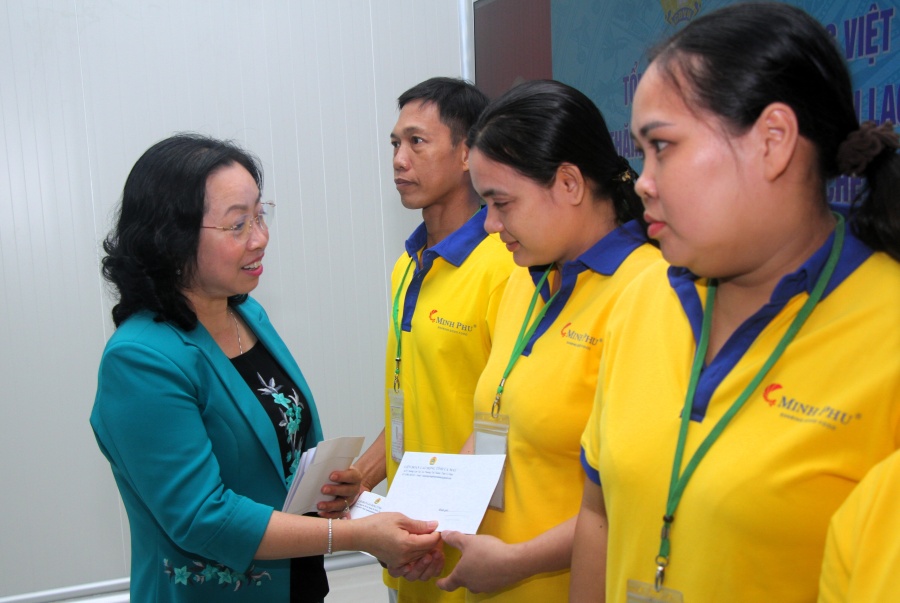 Vice President of the Vietnam General Confederation of Labor Thai Thu Xuong presented gifts and cordially inquired and shared the difficulties of union members and workers. Photo: Thieu Vu