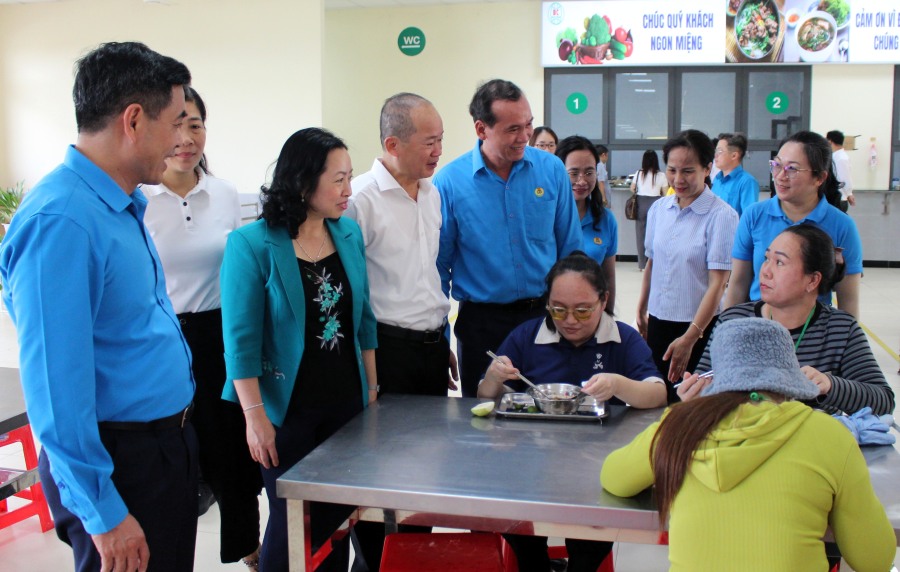 Đoàn công tác đã trực tiếp đến thăm nhà ăn tập thể, tìm hiểu điều kiện sinh hoạt, chất lượng bữa ăn ca của công nhân lao động. Ảnh: Thiệu Vũ