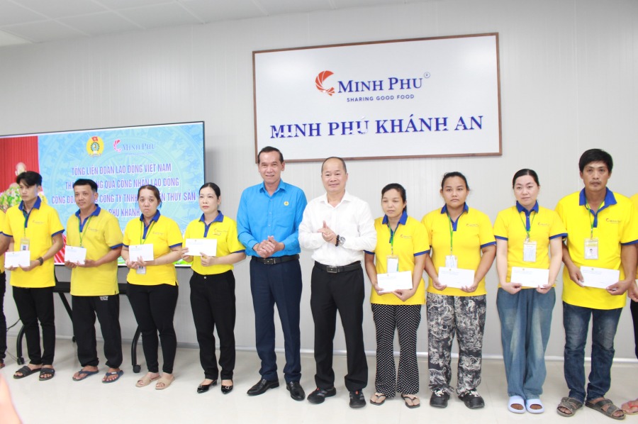Chủ tịch LĐLĐ tỉnh Cà Mau Lý Công Bắc (áo xanh) cùng ông Lê văn Điệp - Tổng Giám đốc Công ty Cổ phần Thủy sản Minh Phú (áo trắng) trao quà cho công nhân lao động. Ảnh: Thiệu Vũ