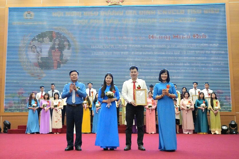 Đại diện Tổng LĐLĐ Việt Nam và LĐLĐ tỉnh trao chứng nhận và tặng hoa chúc mừng các gia đình tiêu biểu. Ảnh: Lê Minh