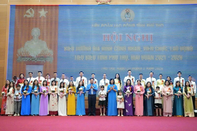 Typical CNVCLĐ families were commended and honored at the conference. Photo: Le Minh