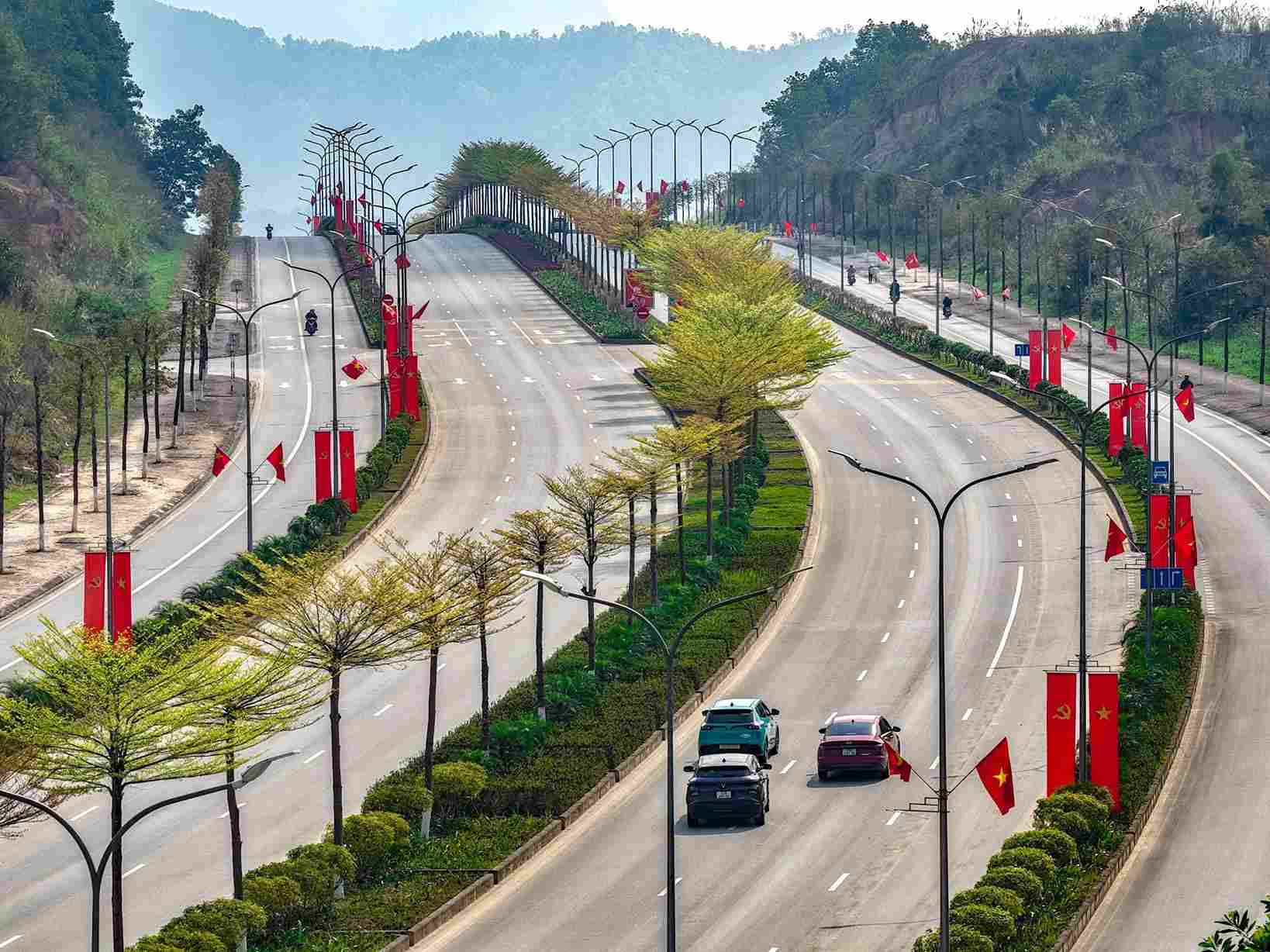 Tuyến đường Võ Nguyên Giáp - nơi có mật độ phương tiện lưu thông lớn ở Cao Bằng. Ảnh: Sơn Tùng