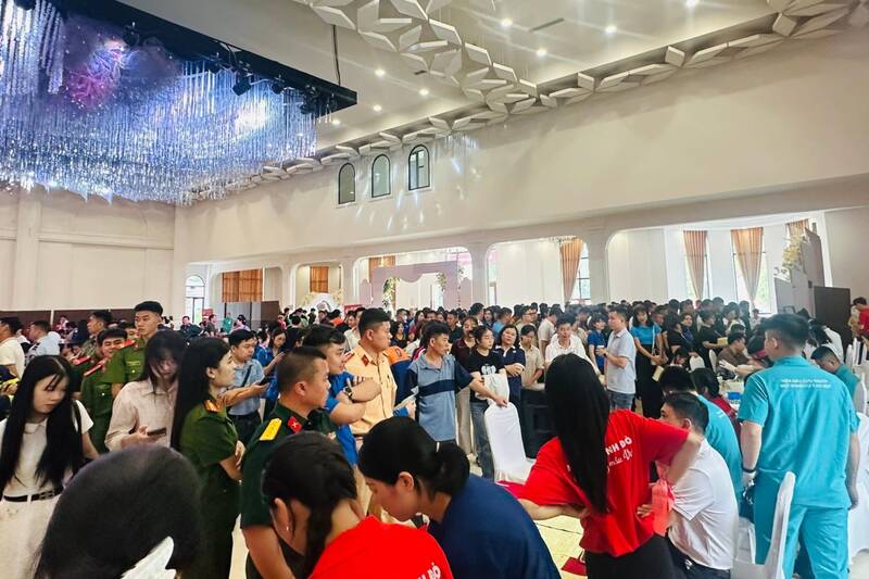 Đông đảo cán bộ, công chức, viên chức, chiến sĩ lực lượng vũ trang, đoàn viên thanh niên và nhân dân tham gia hiến máu tình nguyện. Ảnh: Cầm Phước