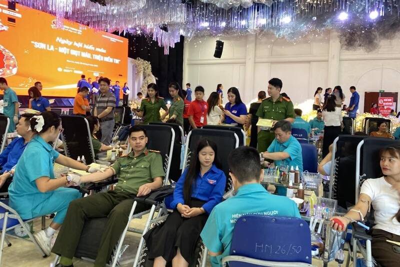 A large number of officials, civil servants, public employees, armed forces and people of Son La province participate in blood donation. Photo: Khanh Trang