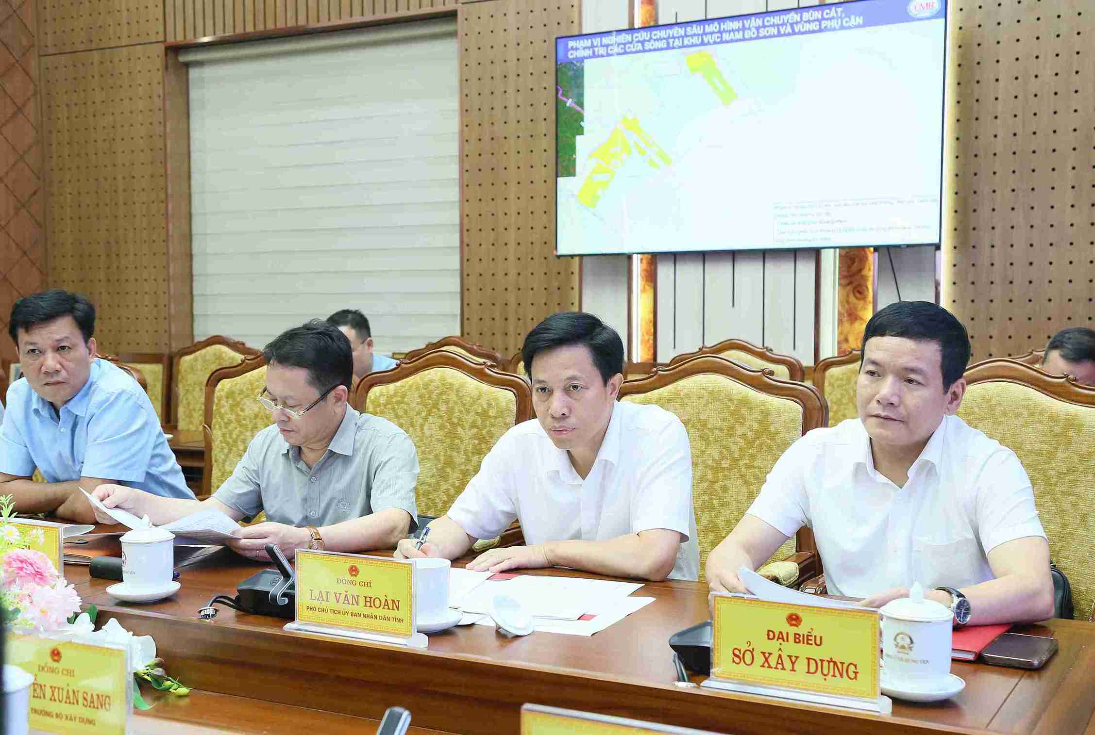 Phó Chủ tịch UBND tỉnh Lại Văn Hoàn cùng lãnh đạo các sở, ngành của tỉnh dự buổi làm việc. Ảnh: Tất Đạt