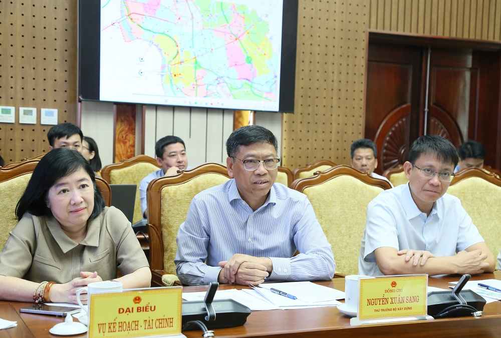 Thứ trưởng Bộ Xây dựng cùng các thành viên đoàn công tác dự buổi làm việc. Ảnh: Tất Đạt