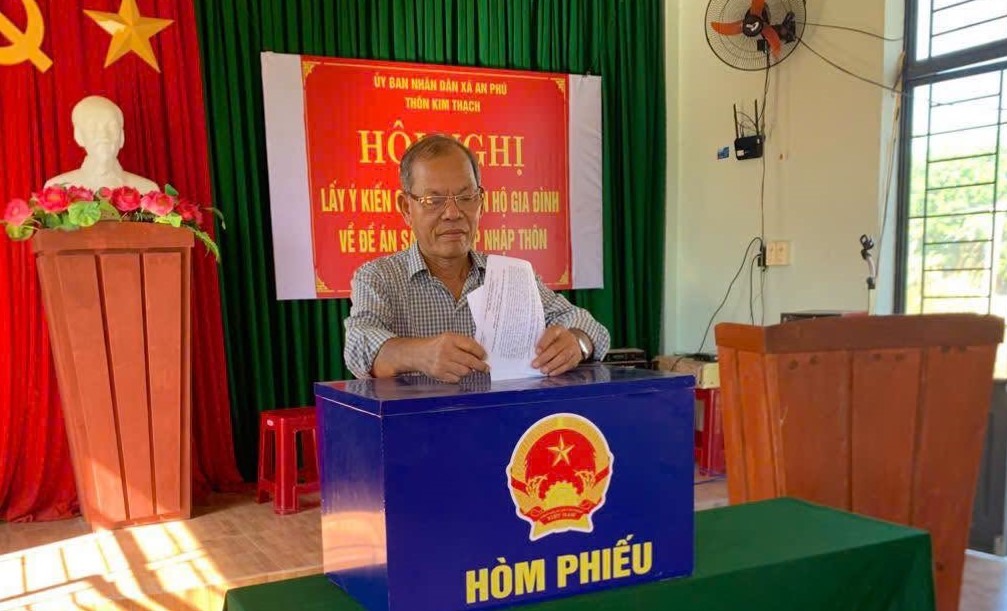 Nhân dân xã An Phú tích cực tham gia lấy ý kiến về Đề án sắp xếp, tổ chức lại thôn. Ảnh: UBND xã An Phú