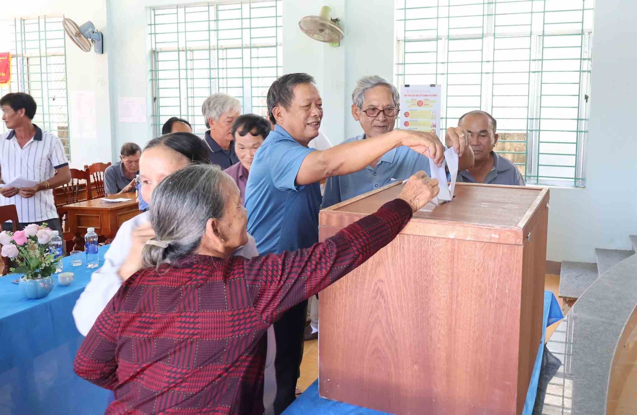 All 25 residential groups in Duc Pho ward, Quang Ngai province have organized a Conference to collect voters' opinions on the Project to arrange and reorganize residential groups in the ward. Photo: Duc Pho Ward People's Committee