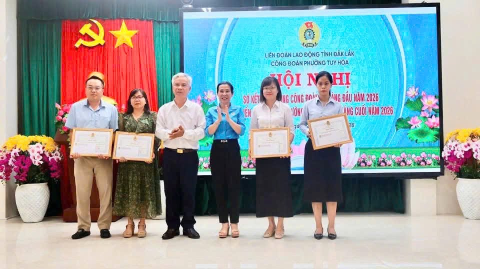 Tuy Hoa Ward Trade Union, Dak Lak province summarizes activities in the first 6 months of the year, establishes 8 new grassroots trade unions. Photo: Tien Dung