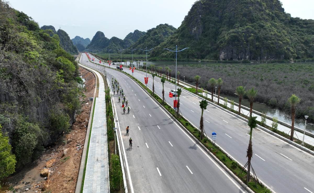Ha Long - Cam Pha coastal road. Photo: Nguyen Hung