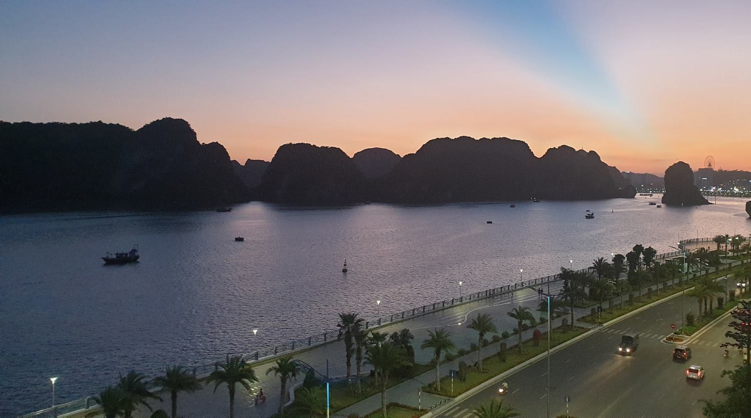 Đô thị bên bờ vịnh Hạ Long. Ảnh: Nguyễn Hùng