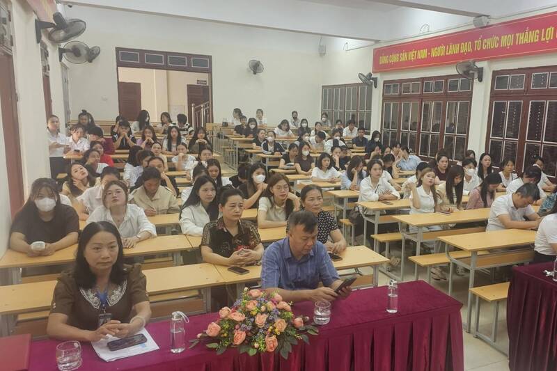Lãnh đạo Trường Cao đẳng Y tế Sơn La và các công ty, đơn vị tham gia Chương trình tư vấn việc làm dành cho sinh viên tốt nghiệp năm 2026. Ảnh: Trường Cao đẳng Y tế Sơn La