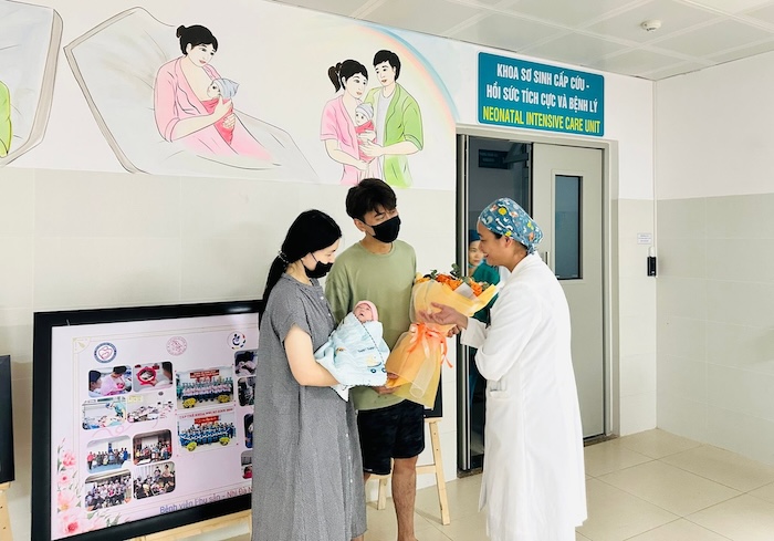 El Hospital de Obstetricia y Pediatría de Da Nang ha tratado, mantenido y dado de alta a una niña prematura en la semana 27, con un peso de 720 gramos. Foto: BVCC