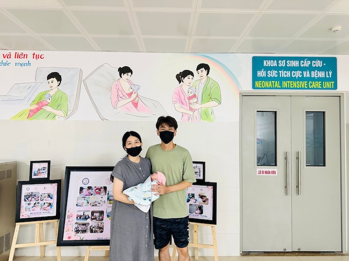 Cặp vợ chồng du khách đến từ Singapore ngày xuất viện. Ảnh: BVCC