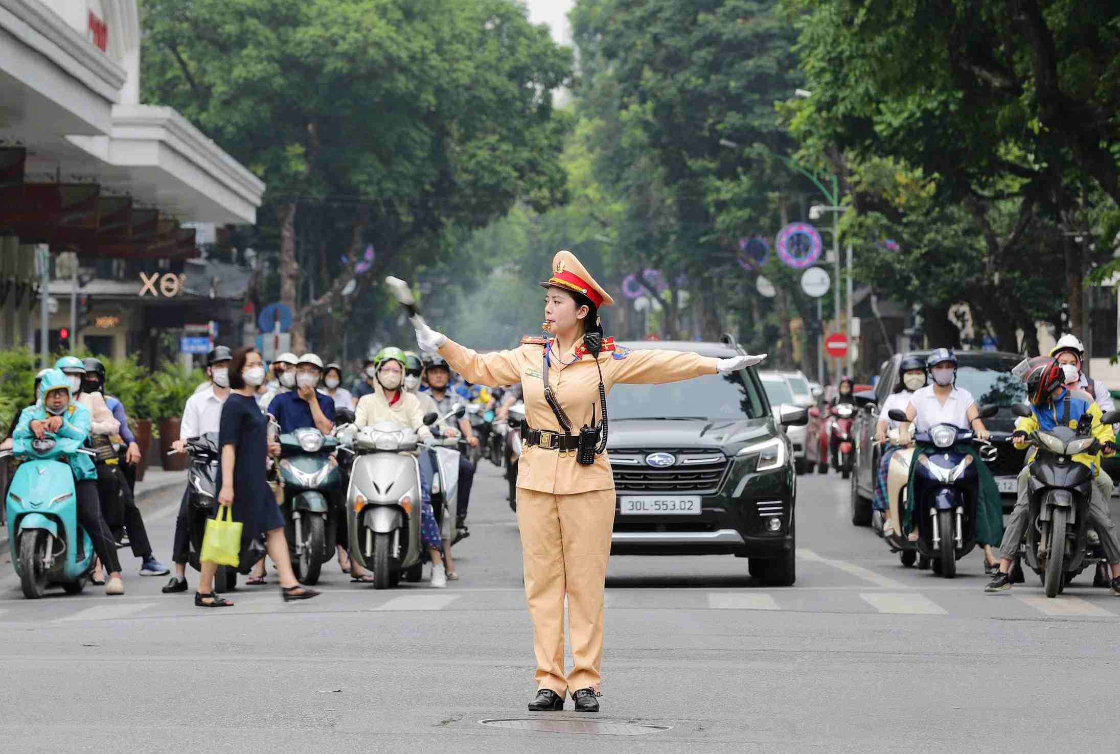 Functional forces temporarily prohibit and restrict vehicles on some roads to serve the 13th National Congress of the Ho Chi Minh Communist Youth Union. Photo: Tien Ngo