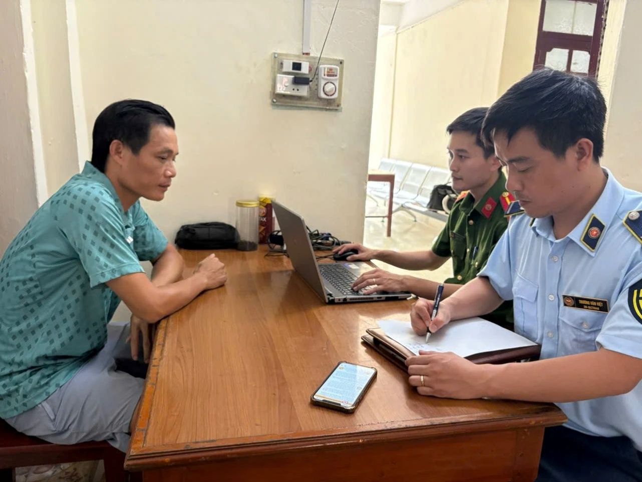 Ông Lê Minh Tân (trái) - người đại diện quản lý bãi xe tại cơ quan Công an. Ảnh: CATH