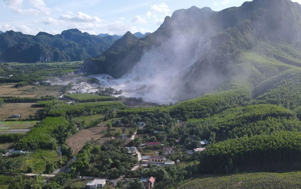 チュオンソンコミューンは、石材採掘企業に対し、住民からの苦情を受けて、環境保護対策を強化し、粉塵と騒音を低減するよう要請しました。写真:タイン・チュン