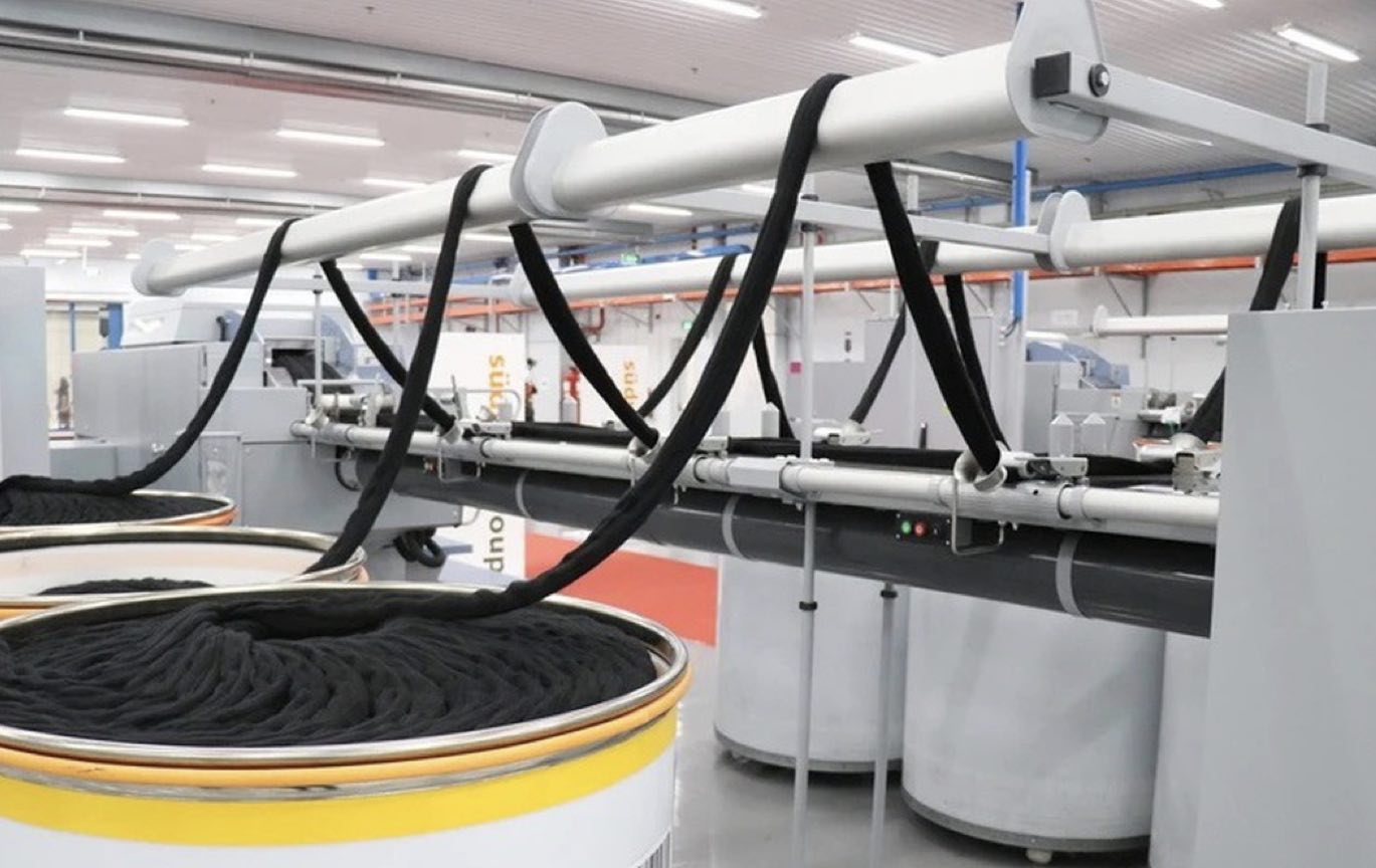 Hoạt động sản xuất tại Nhà máy Dệt nhuộm Ninh Thuận. Ảnh: Hữu Long