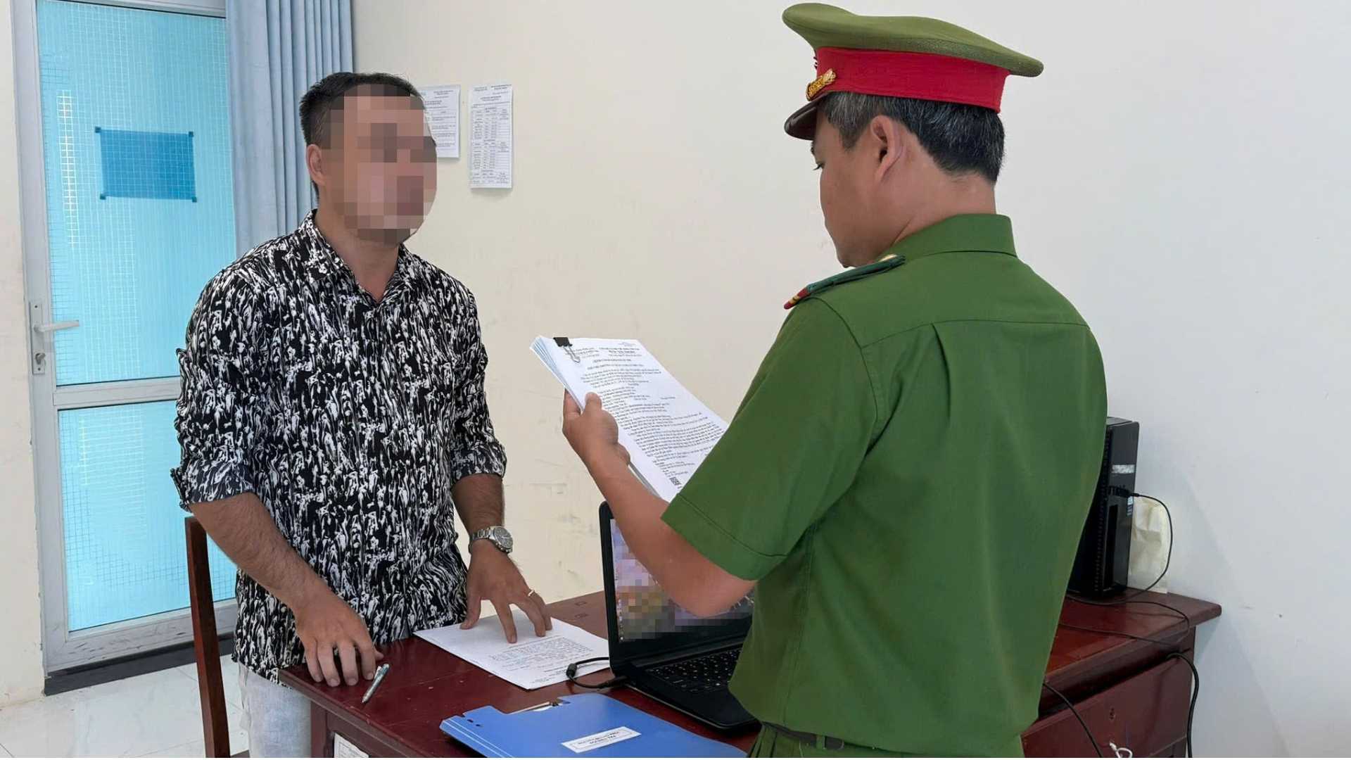 El conductor Le Manh Cuong fue procesado después de un accidente de tráfico que mató a dos personas en Vinh Long. Foto: Policía de Vinh Long