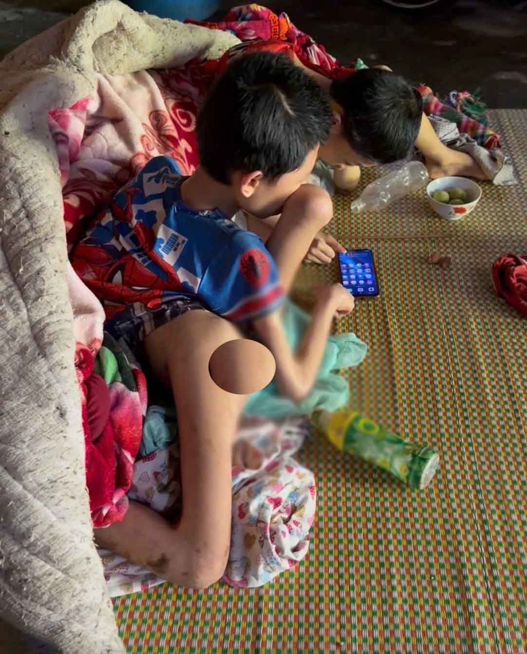 Gia cảnh ông bà nội của Quấy và Quyên còn khó khăn, sức khỏe già yếu, khiến mọi người xót thương cho tương lai 2 em. Ảnh: Việt Bắc.