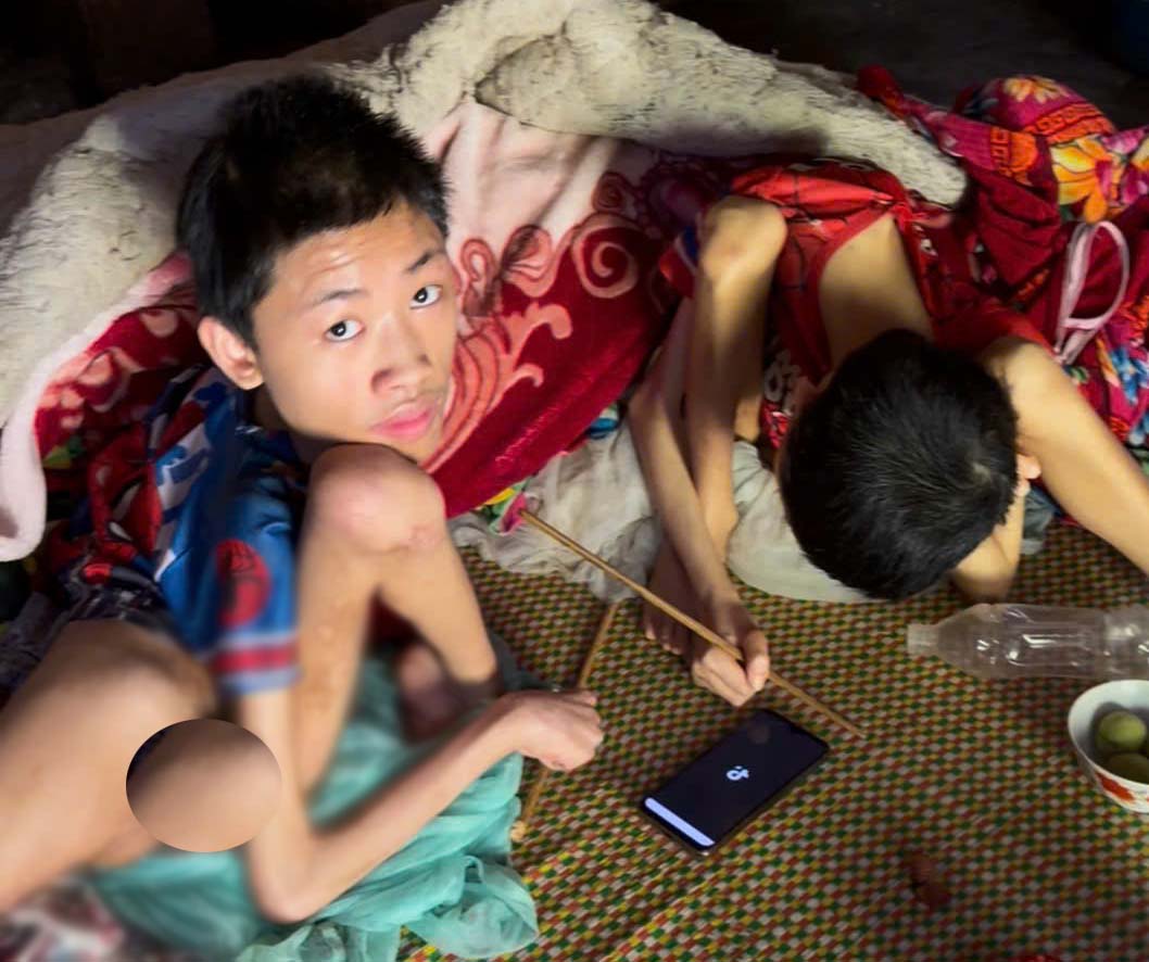 The two brothers Dang Phu Quay and Dang Phu Quyen are living dependent on their elderly and weak paternal grandparents. Photo: Viet Bac