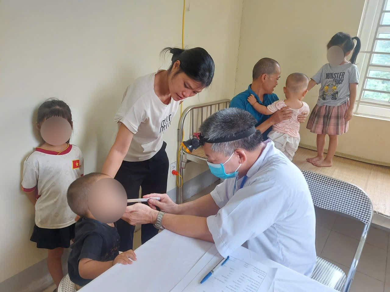 Más de 100 niños en la comuna de Phuc Hoa reciben exámenes médicos gratuitos. Foto: Comuna de Phu Hoa
