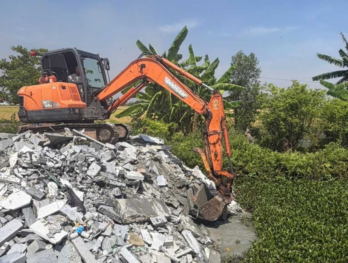 The Economic Police Department of Ninh Binh Provincial Police inspects and discovers businesses violating environmental regulations in the production and business process. Photo: Ninh Binh Provincial Police