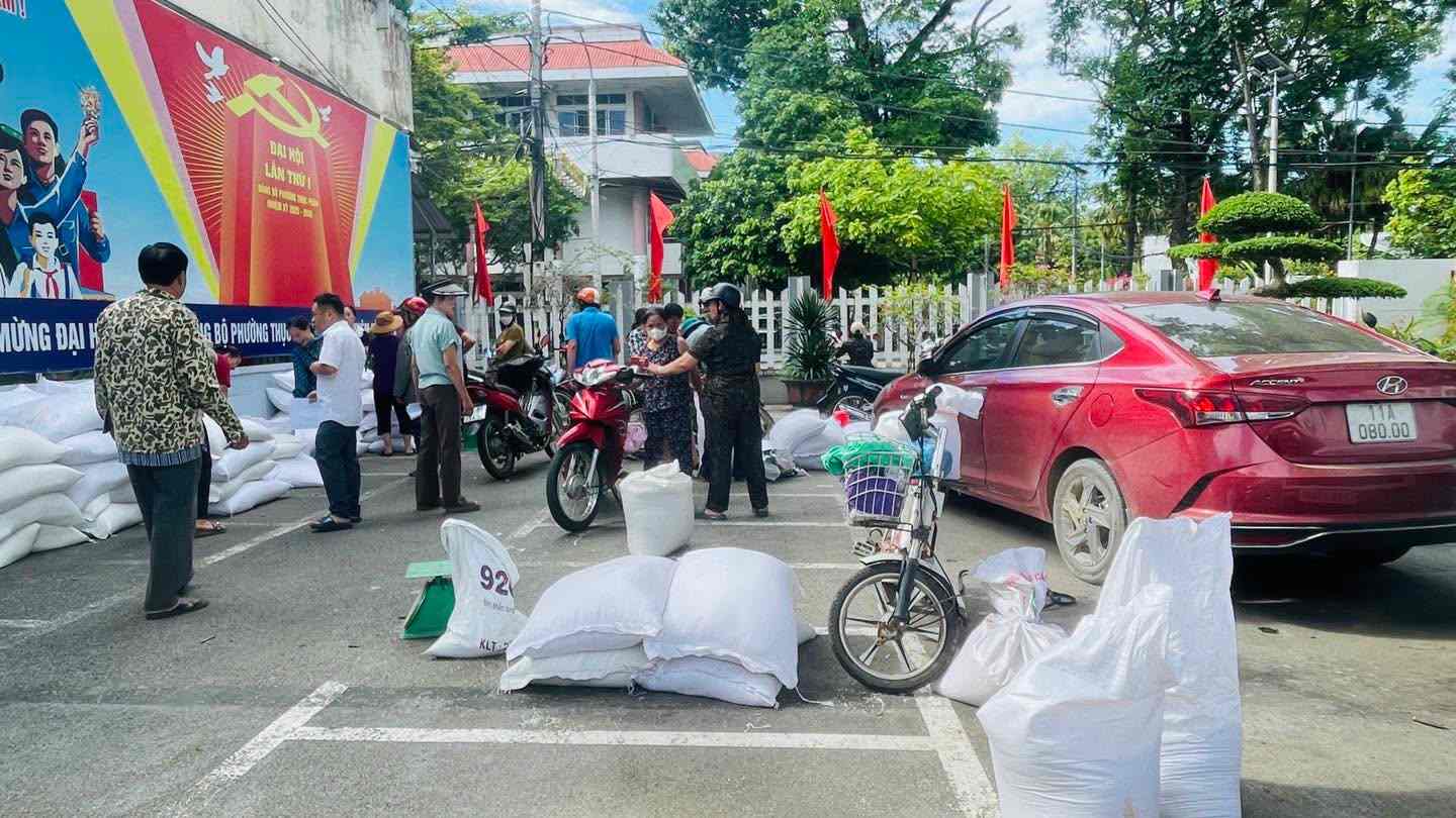 Người dân nhận gạo hỗ trợ. Ảnh: Phường Thục Phán
