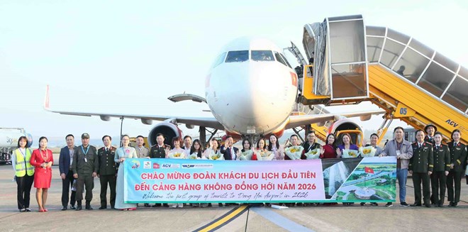 Hành khách hạ cánh ở sân bay Đồng Hới. Ảnh: Công Sáng