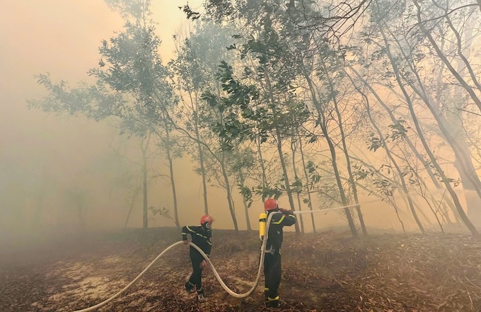 関係当局は、猛暑と強風の中で山火事を鎮火しようと努めています。写真:クアンチ省警察