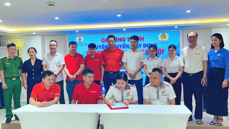 Các đơn vị trong Công ty TNHH Hòa Bình ký cam kết thực hiện các tiêu chí xây dựng doanh nghiệp “không ma túy“. Ảnh: Công đoàn phường Yên Bái