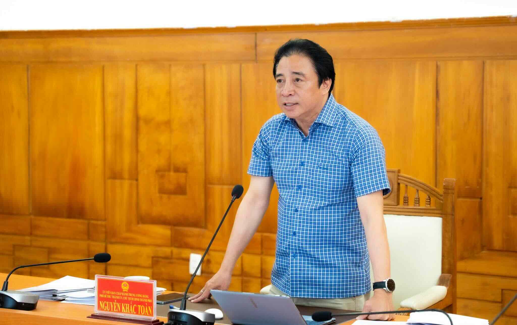 Chủ tịch UBND TP Huế Nguyễn Khắc Toàn phát biểu kết luận tại cuộc họp. Ảnh: Ngọc Hiếu.