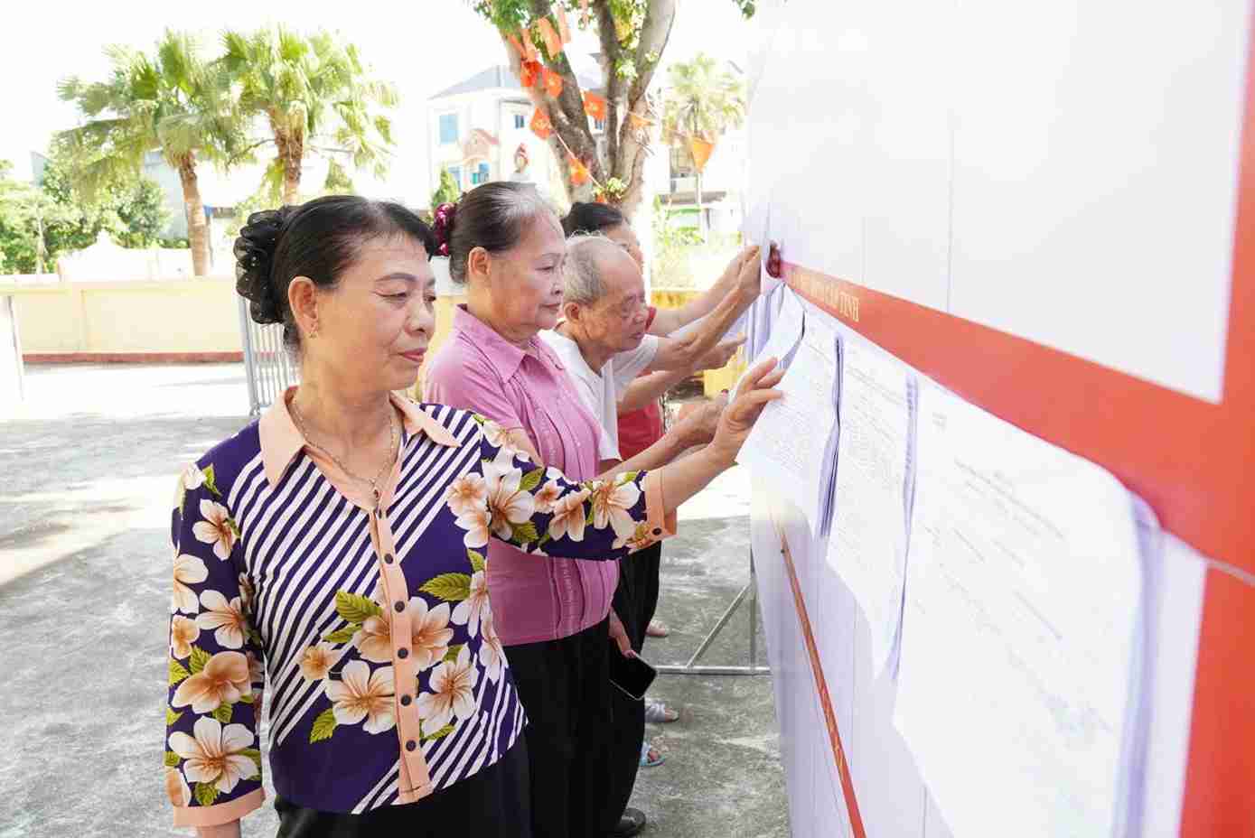 Người dân xã Ngự Thiên tìm hiểu phương án sắp xếp thôn tại nhà văn hóa thôn. Ảnh: Xã Ngự Thiên