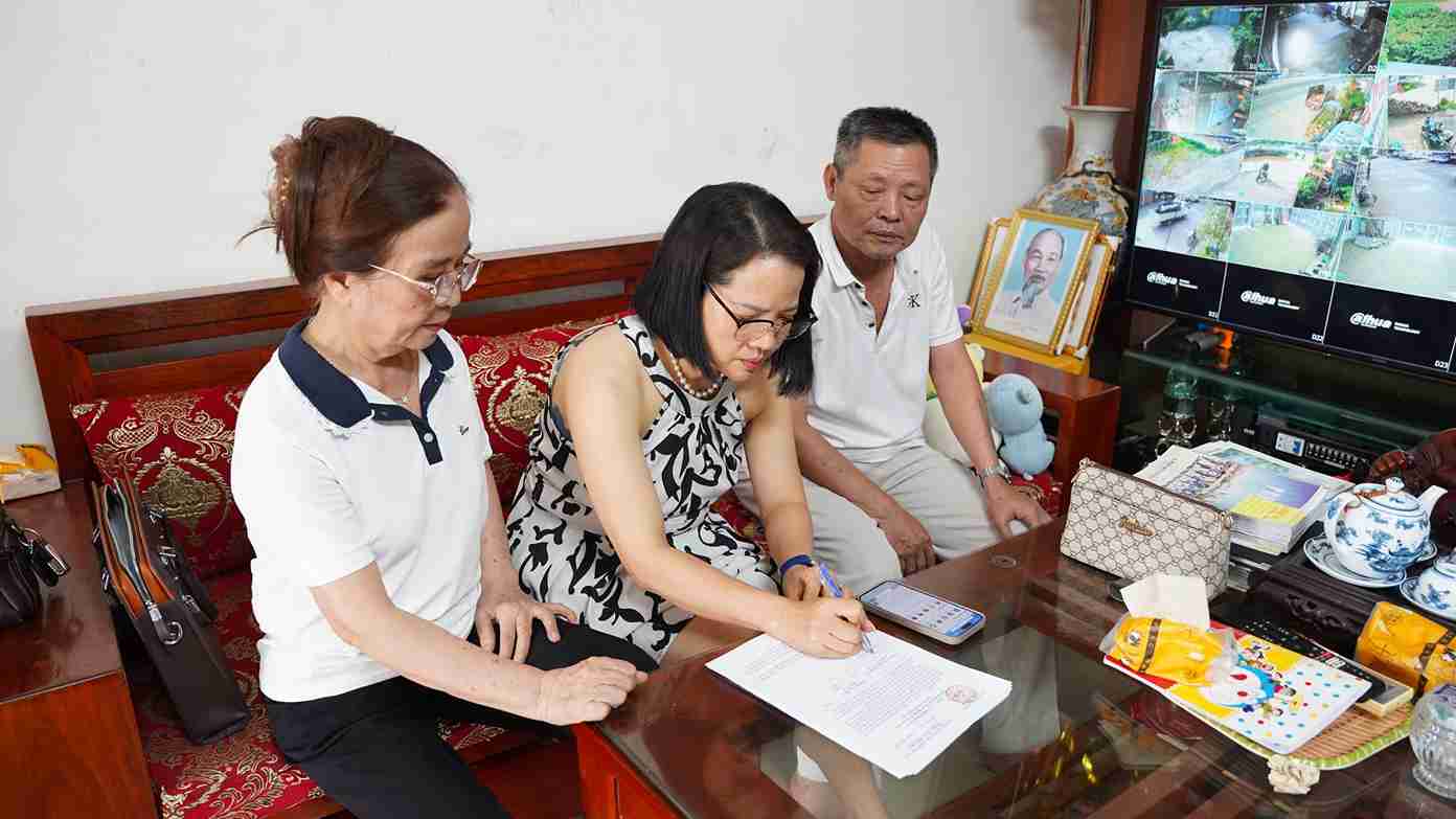 Tổ công tác xã Xuân Trúc hướng dẫn người dân tham gia lấy ý kiến. Ảnh: Xã Xuân Trúc