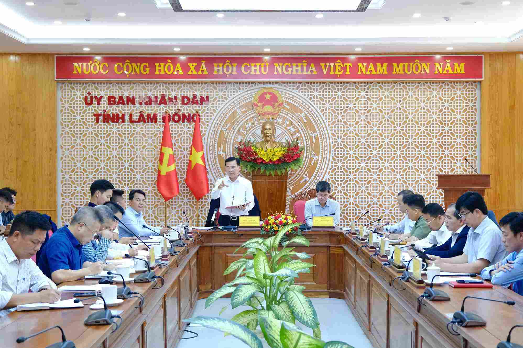 Tỉnh Lâm Đồng tổ chức buổi làm việc đánh giá tiến độ thi công 2 dự án cao tốc trọng điểm trên địa bàn. Ảnh: Hoài Thanh 